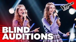 Le gemelle Emma e Giulia fanno IMPAZZIRE Clementino  The Voice Italy Kids  Blind Auditions [upl. by Yednarb]