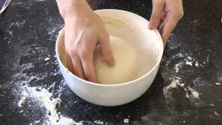 Zelf heerlijk pizzadeeg maken recept voor beginners [upl. by Aillicirp]