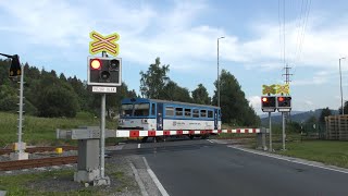 Železniční přejezd Lipová Lázně jeskyně  1382021  Czech railroad crossing [upl. by Narol]