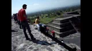 Hombre Cayéndose de la Piramide de la Luna Mexico Teotihuacan [upl. by Irtemed2]