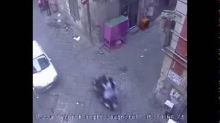 Orrore a Napoli video choc così il killer uccide davanti a tutti [upl. by Aleacem893]