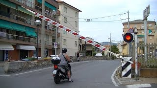 Spoorwegovergang Pietra Ligure I  Railroad crossing  Passaggio a livello [upl. by Angil]