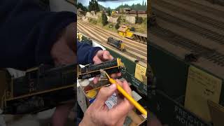 How to QUICKLY weather a new engine with pan pastels modelrailroad hoscale art weathering [upl. by Walker]