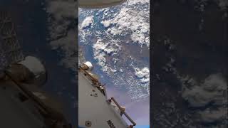 Astronauta na ISS orbitando a terra [upl. by Ailemak]