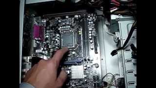 Montage des composants d un PC dans un boitier [upl. by Athallia]