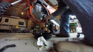 HOW TO CHANGE OIL IN KTM 450SX 2013 [upl. by Sunday]