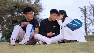 Girl Whispers to Boys When Asking the Way  Prank 当女生用悄悄话向男生问路，一旁的朋友满脸好奇 [upl. by Levey]