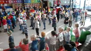 Kleuters dansen het Pakjeslied voor de Sint [upl. by Clapper674]