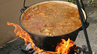 Gulaș la ceaun  Rețetă Ungurească  Ungarisches Gulasch  Goulash Bográcsban Gulyás [upl. by Krystin309]