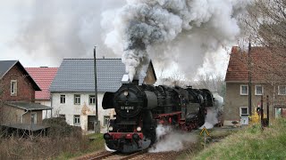 Schwerer Zementzug mit zwei Dampfloks  52 8029  52 8047 auf den Steigungen rund um Nossen [upl. by Solrak]