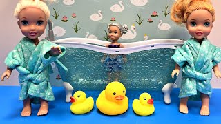 Bath time  Elsa amp Anna toddlers  soap bubbles  Barbie dolls [upl. by Pentha]