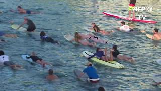 G7 200 à 300 surfeurs participent à la quotRame pour ta planètequot  AFP Images [upl. by Naul981]