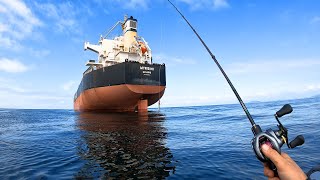 PESCANDO DE CAIAQUE EM ALTO MAR NOS NAVIOS [upl. by Osithe]