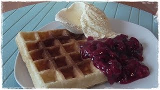 Lockere BELGISCHE WAFFELN mit heißen Kirschen  Hefeteig [upl. by Maurey182]