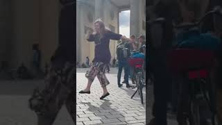 berlin Tanz am Brandenburger Tor Berlin Lebensfreude 💕Shorts einheit freiheit [upl. by Onofredo]