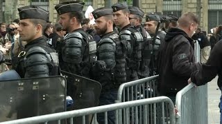 Les policiers dénoncent la haine quotantiflicsquot lors d’une manifestation [upl. by Shenan]