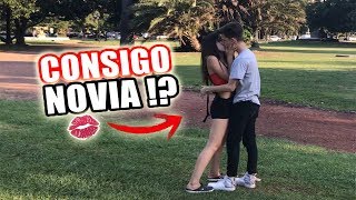 BUSCANDO NOVIA EN LA CALLE BESO [upl. by Eiramac]