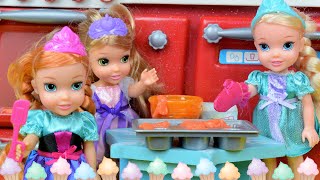 Anna and Elsa Cooking Play Date Toddlers Elsya Annya cook cupcakes  Ep 68  Toys In Action [upl. by Neraj]