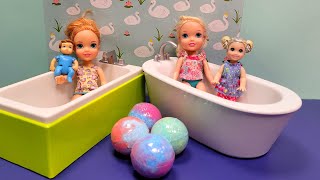 Bath fizz  Elsa amp Anna toddlers  water fun  surprises  Barbie [upl. by Ymmac]