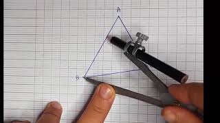 Droites remarquables dans un triangle Mediatrices [upl. by Killian]