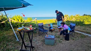 PEGUEI UM PEIXE ENORME  Fiz Assado na Grelha na Beira do Mar 🔥 PESCARIA DE PRAIA [upl. by Nitfa774]