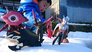 ウルトラマンのソフビと雪で遊ぶ♪ Playing Ultraman Toys and Snow [upl. by Keligot]