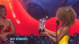 Watch Halle Bailey refuse to help Tyla hold her own VMA Award ‘girl get someone else to do it’ [upl. by Yelhsa]