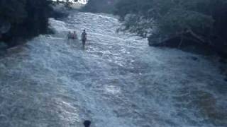 Galera escorregando na Cachoeira do Ribeirão do Meio  Chapada Diamantina [upl. by Descombes]