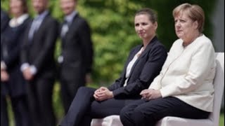 NACH ZITTERANFALL Merkel hört sich Nationalhymnen im Sitzen an [upl. by Sesylu]