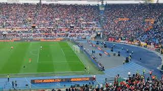 Roma Bologna nellintervallo la Curva Sud inneggia a Hummels che ringrazia [upl. by Nylimaj]