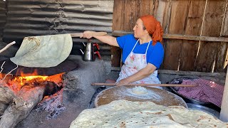 KÖYDE GÜNÜBİRLİK YAPILAN AĞIR İŞLER❗️YUFKA EKMEĞİ YAPIMI VE KÖZDE KABAKLI KOL BÖREĞİ 🫠😍 [upl. by Brunella]