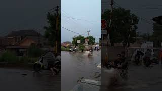 Hujan deras sungai meluap stasiuncisaat novemberrain [upl. by Ashford]