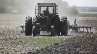 John Deere 820 tractor working hard [upl. by Einner]