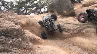 UNCUT AXIAL WRAITH VS TRAXXAS SUMMIT ON EPIC TRAIL ONE ROCK IN SOUTH KOREA [upl. by Thayer572]