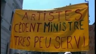 Les intermittents du spectacle accueillent le ministre de la culture [upl. by Jarlathus]