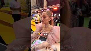 Ariana Grande DRAWS tattoos for fans at wicked premiere [upl. by Matthieu]