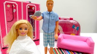 Giochi per bambini Barbie va dalla parrucchiera Giochi per bambini con le bambole [upl. by Myrwyn]