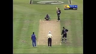 Muttiah Muralitharan bowling without ANY Run Up Rarest Incident New Zealand v Sri Lanka 2001 [upl. by Shreeves]