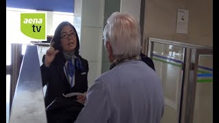 Aena  Personal de atención a pasajeros usuarios y clientes en el Aeropuerto de Sevilla [upl. by Idid]