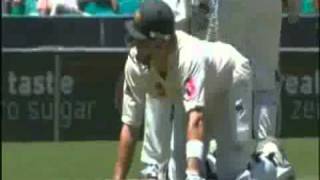 KAMRAN AKMAL CHEATS AND MISSES A RUN OUT DELIBELATERY [upl. by Filemon]