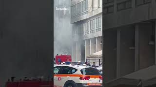 Il video dell’incendio scoppiato in una galleria in zona Duomo a Milano evacuato l’edificio [upl. by Alehcim812]