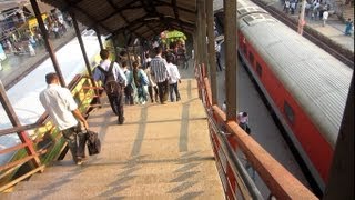 Terrific Crossing  Accelerating Mumbai Rajdhani Meets Rushing Mumbai Duronto [upl. by Akemhs663]