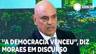 quotA democracia venceuquot diz Moraes durante ato pródemocracia de um ano do 8 de janeiro [upl. by Greg986]