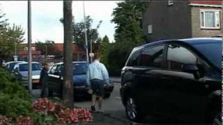 Oversteken tussen geparkeerde autos [upl. by Shantee722]