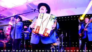 Un Puño De Tierra  Ramon Ayala amp Sus Bravos Del Norte  En Vivo [upl. by Bunder]