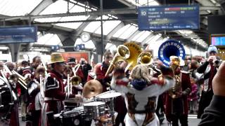 Guggemusik Runggleruesser im Bahnhof Zürich [upl. by Reilly634]