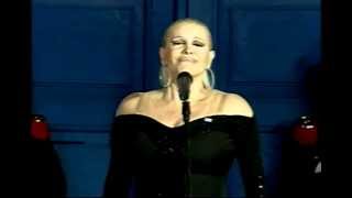 Himno Nacional Argentino  Valeria Lynch en Tucuman 2012 [upl. by Artcele]