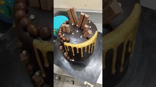 Heighted chocolate cake design 🎂 cakedecorating cakedesign chocolatecake cakerecipe [upl. by Kcuhc]