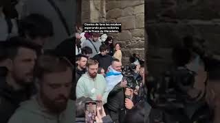 Ibai y El Xokas llegan a la Catedral de Santiago entre vítores de sus fans [upl. by Lesslie]