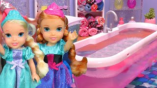 Doll bath time  Elsa amp Anna toddlers  bubble fun [upl. by Ruyam]